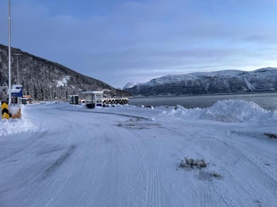 House With Garage In Central Lyngen Lyngseidet Exterior foto